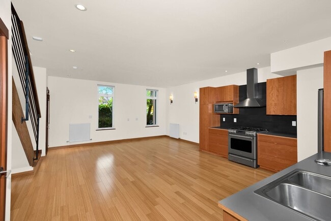 Foto del edificio - Gorgeous 2 Bedroom Fremont Townhome plus Office