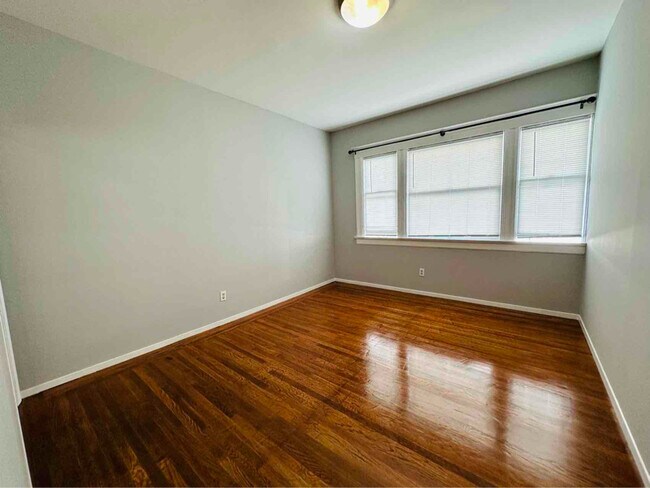 Building Photo - 23 Varennes St