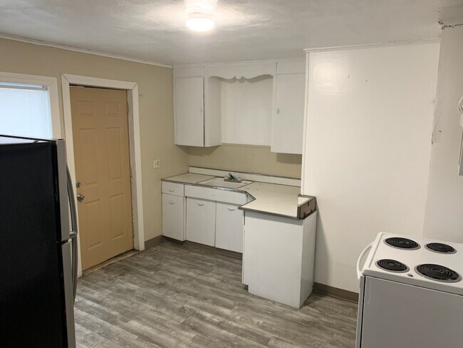 kitchen - 825 Wood St