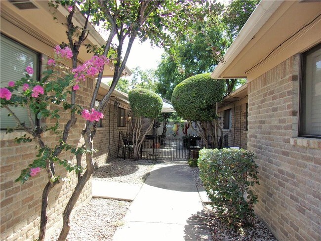 Building Photo - 106 Priddy Ln