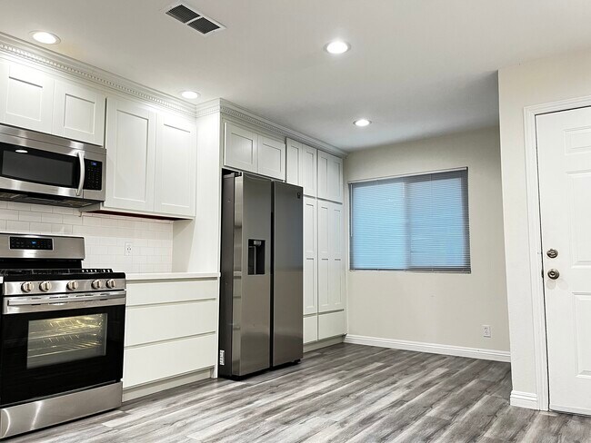 Building Photo - 7631 Amazon Dr