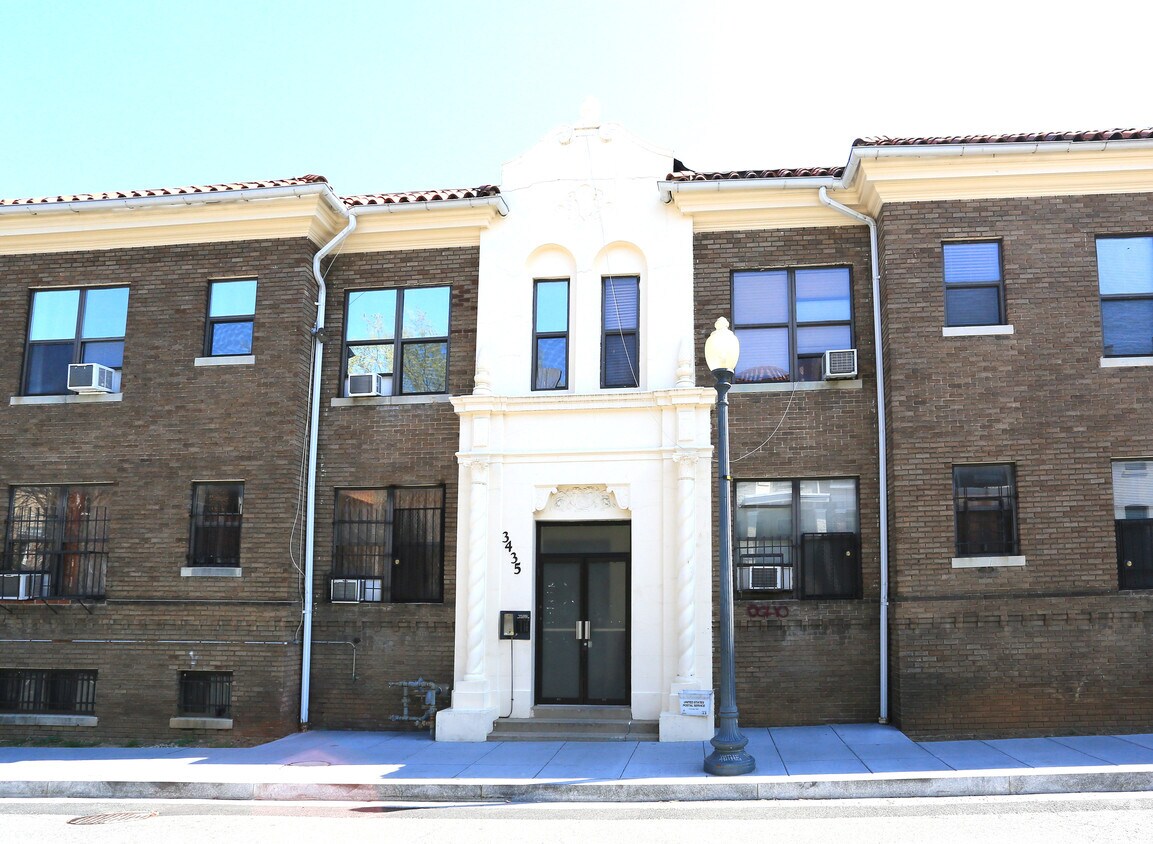 Foto principal - 3435 Brown St NW