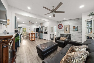 Building Photo - 1601 Kraft St