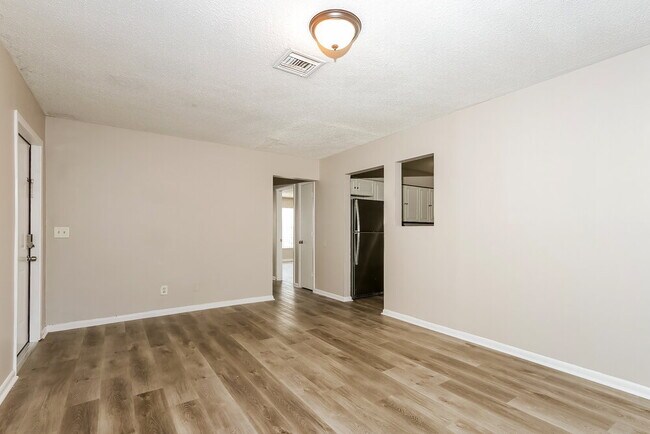 Building Photo - 5770 Bermuda Cir S