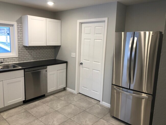 Building Photo - 614 7th Ave