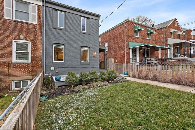 Foto del edificio - Gorgeous Three Bedroom Oasis Near Fort Tot...