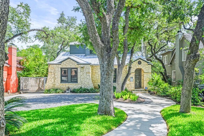 Foto del edificio - RENOVATED 5-BEDROOM HOME IN ALAMO HEIGHTS