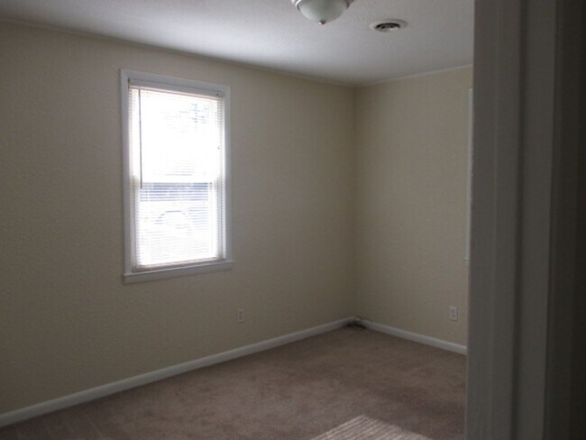 Foto del edificio - Nice two bedroom one bath duplex that is c...