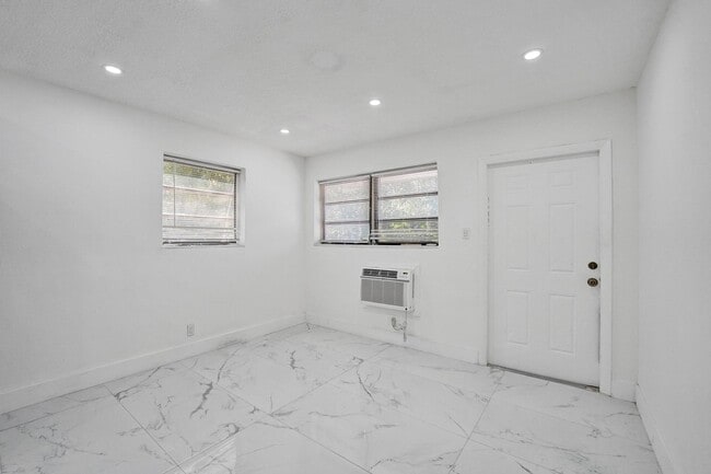 unit 4 living room - 105 NW 14th Way