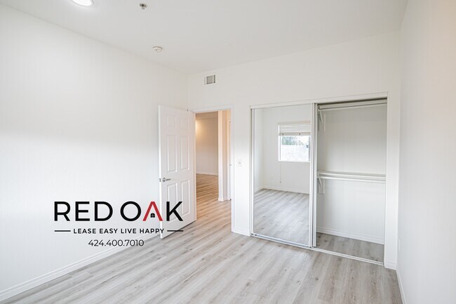 Building Photo - Bright and Charming Two Bedroom with Stain...