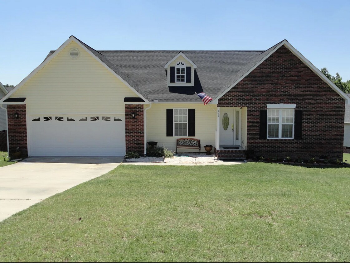 Primary Photo - 121 Erica Dr