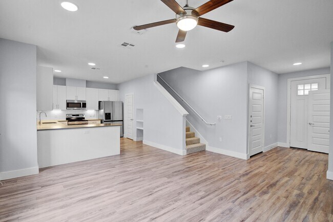 Foto del edificio - 28325 Birnham Woods Dr