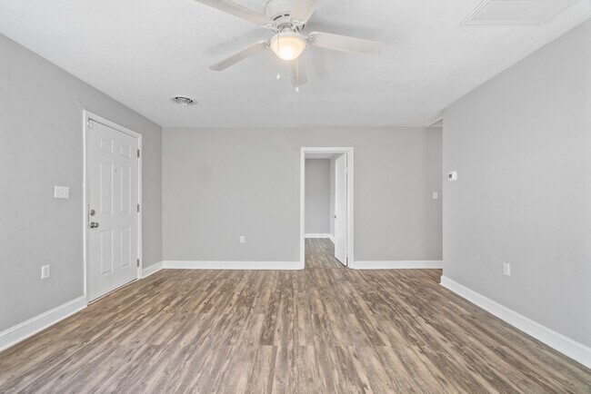 Building Photo - 852 W 48th St