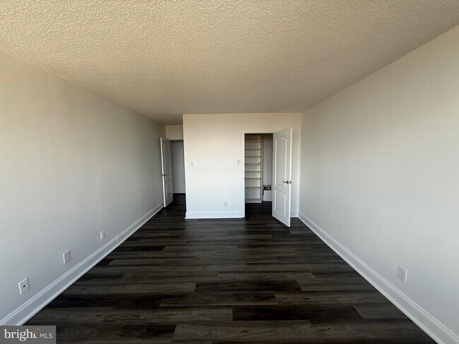 Foto del edificio - 5225 Pooks Hill Rd