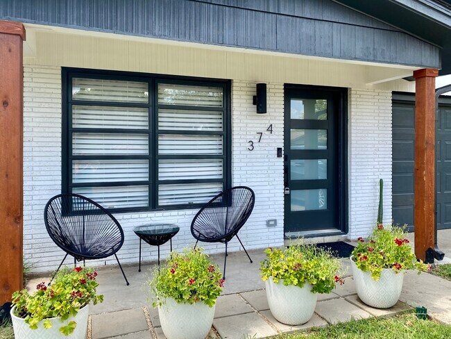 Foto del edificio - 374 Pinewood Ln