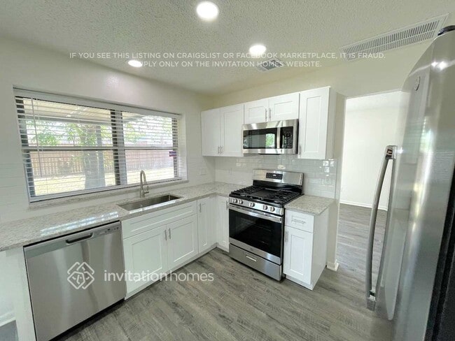 Foto del edificio - 7723 Pine Center Dr