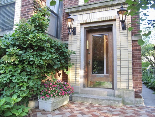 Building Photo - 734 Mulford St