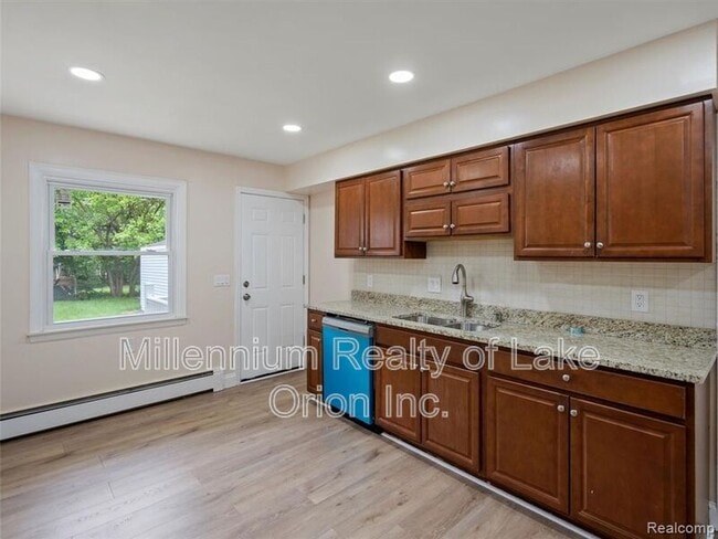 Building Photo - 24034 Meadowlark St