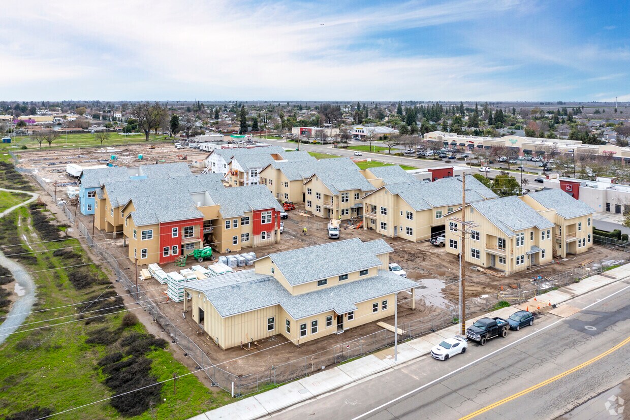 Los Arroyos Apartments in Farmersville, CA