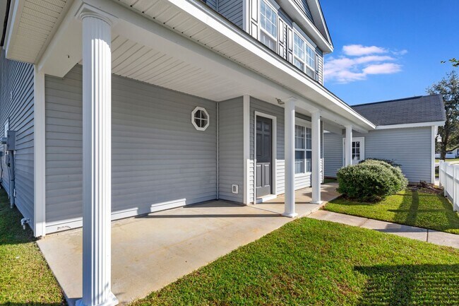 Foto del edificio - Charming Home with Lake Views & Screened P...