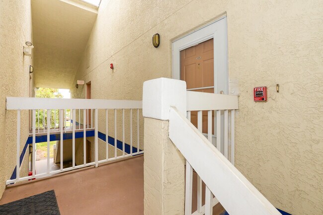 Building Photo - 1530 SE Royal Green Cir