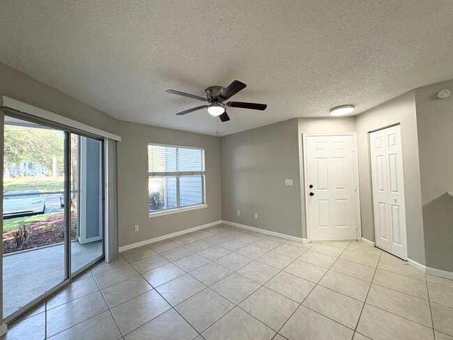 Foto del edificio - Lake Mary Condo ~ Fresh Paint, Tile Flooring, Updated Kitchen/Bath!