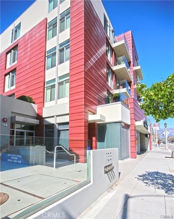 Foto principal - 133 S Los Robles Ave