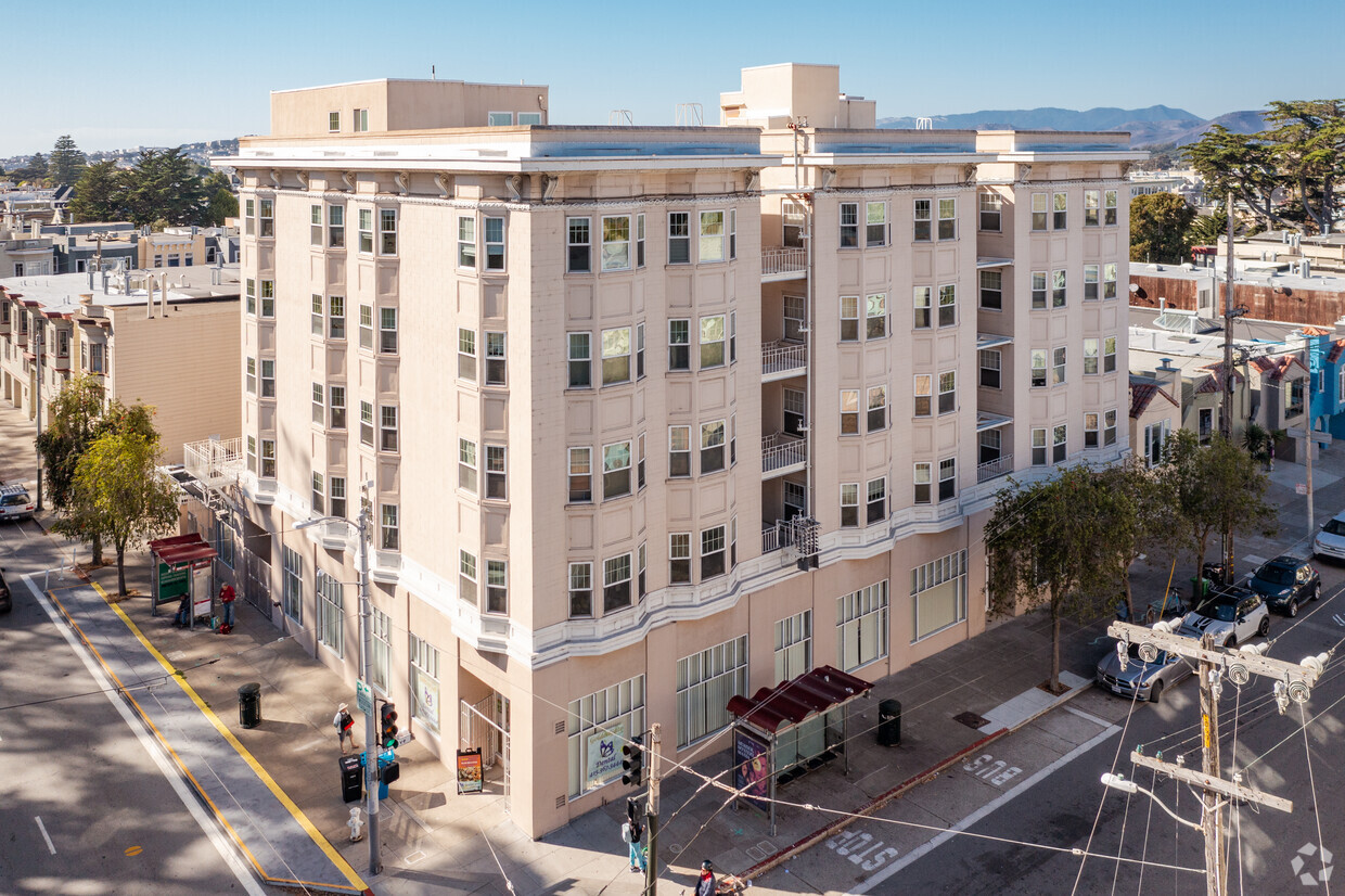 Primary Photo - 795 8th Ave