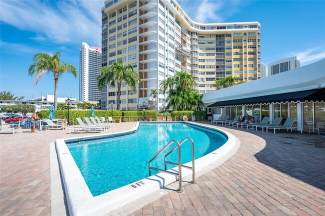 Foto del edificio - 100 Golden Isles Dr