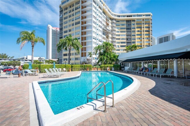 Building Photo - 100 Golden Isles Dr