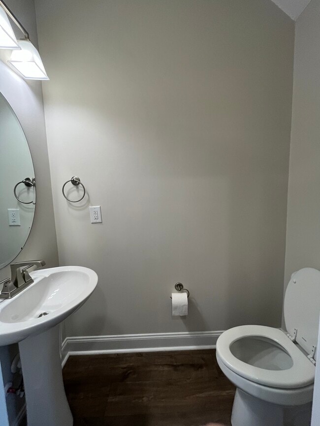 Building Photo - Beautiful 2-Bedroom Townhome with Modern C...