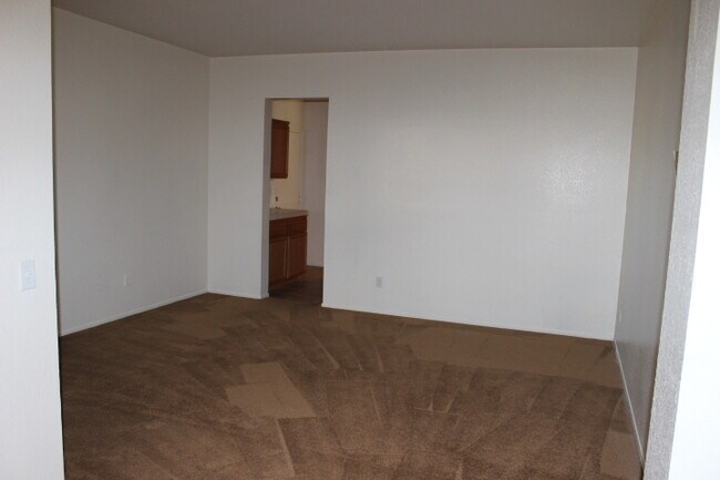 Foto del edificio - BEAUTIFUL LARGE 5 Bedrooms, 2.75 Bathrooms Home