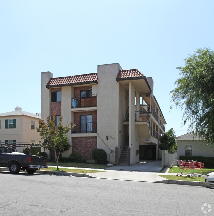 Primary Photo - 1028 Elm Ave