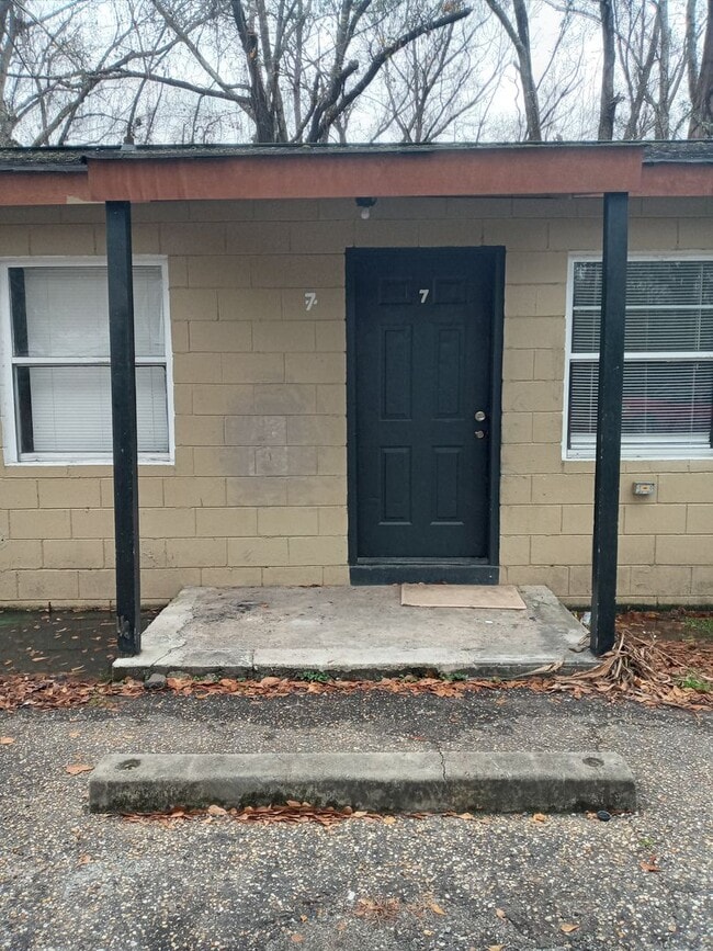 Building Photo - 441 S Seale Rd