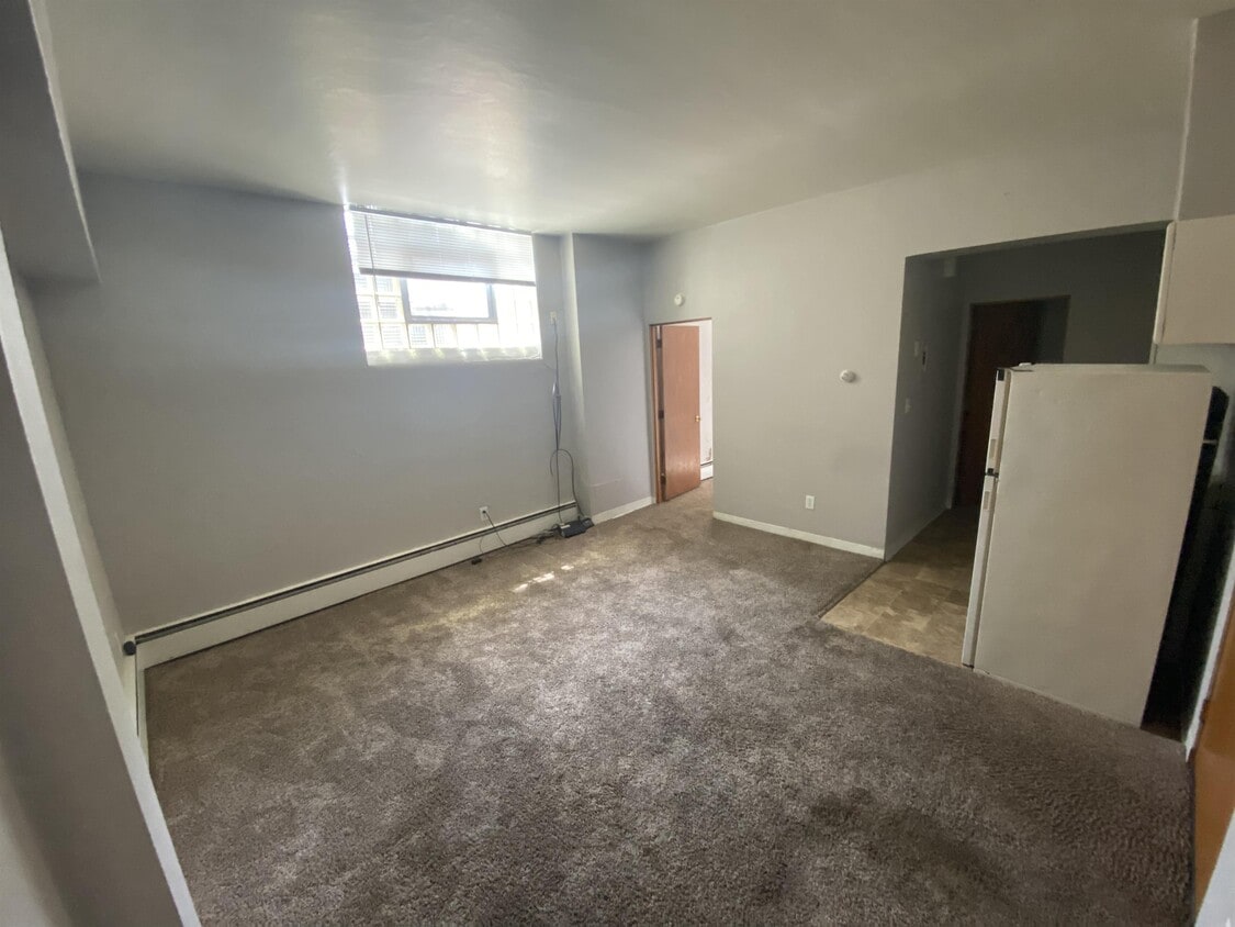 404 7th St S Unit 04, Moorhead, MN 56560 Room for Rent in Moorhead