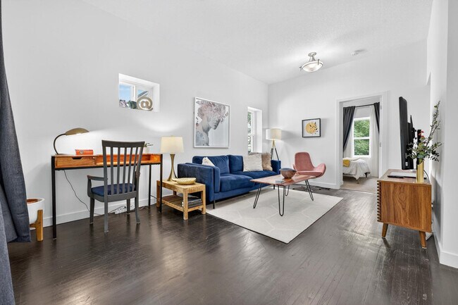 Building Photo - 11333-11389 89 St NW