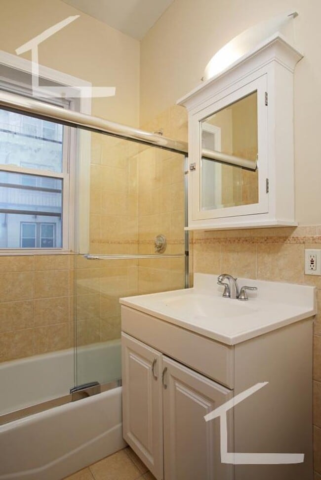 Building Photo - Nicely renovated 2 bed in the heart of Fenway!