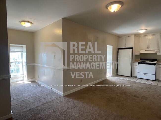 Building Photo - One Bedroom Apartment in Great Downtown Lo...