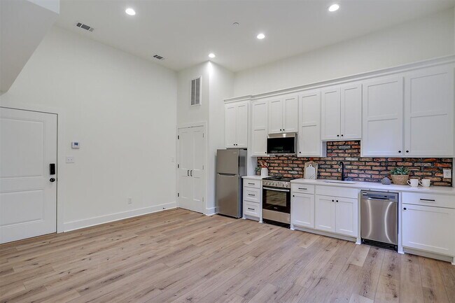 Foto del edificio - Charming 1BR in the Heart of Olde Towne Clinton