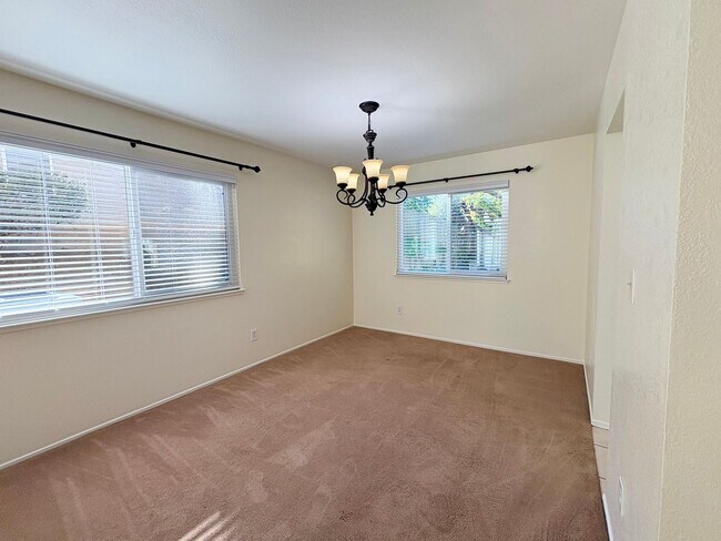 Foto del edificio - SOLAR POWERED 3 Bedroom 2 bath with large ...