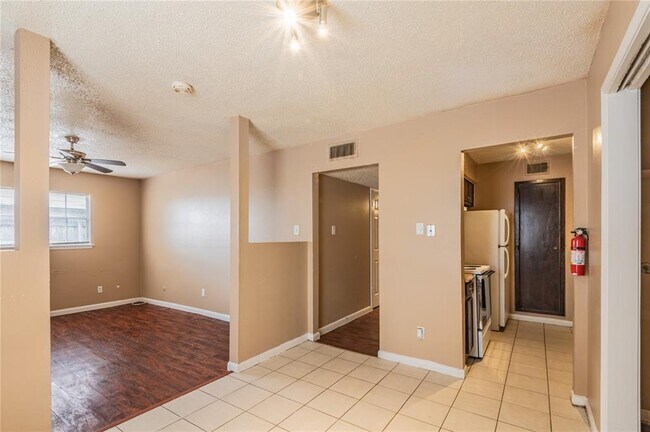 Building Photo - 523 Spring Dr