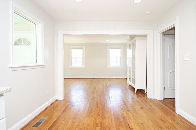 Foto del edificio - Renovated One-Level Belmont Home