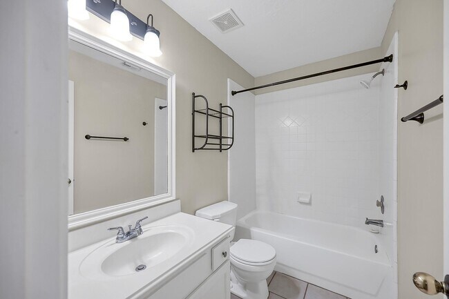 Building Photo - 222 Lazy Ln