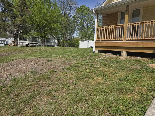 Building Photo - 515 Maple St