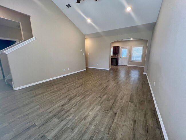 Building Photo - 3B/2.5B Spacious Townhome with Fenced Back...