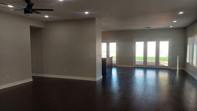 Building Photo - 6540 W Avenida Del Rey