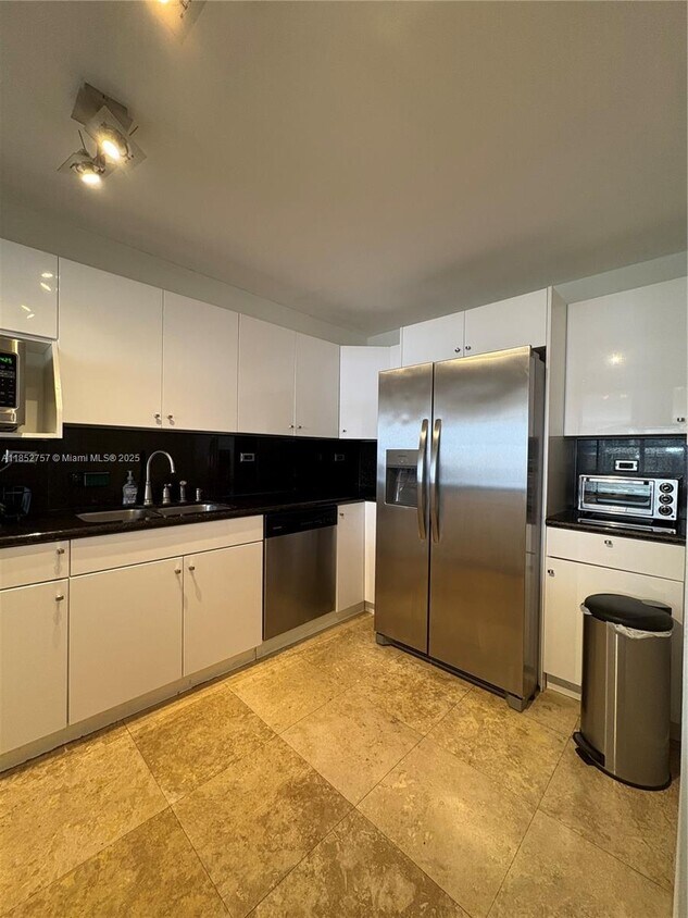 Foto principal - 6039 Collins Ave
