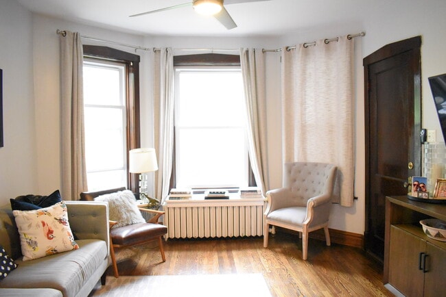 Living room - 3425 N Monticello Ave