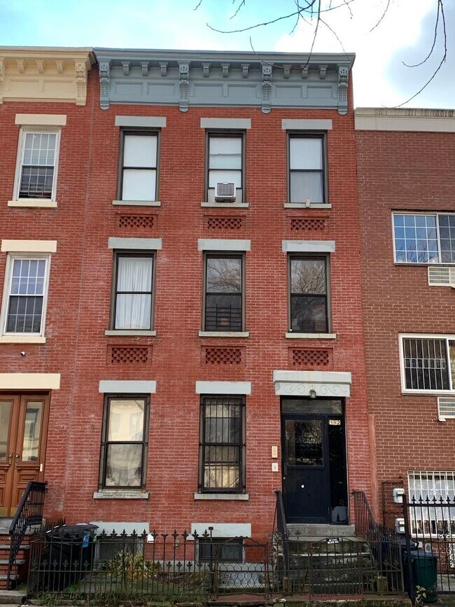 Foto del edificio - 592 Sterling Plz