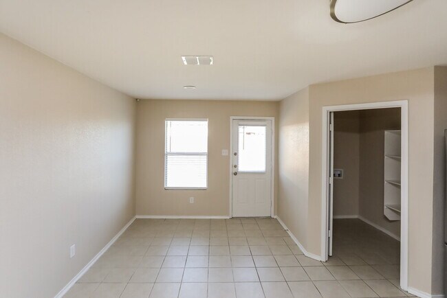 Building Photo - 1316 Hazelnut Dr